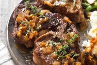 Crispy Pan-Seared Lamb Chops with Garlic and Rosemary