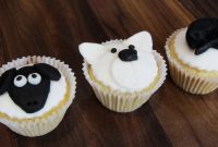 Monochrome Animal Cupcakes: Stylish Black & White Designs