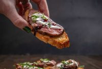 Steak Crostini with Creamy Horseradish Sauce