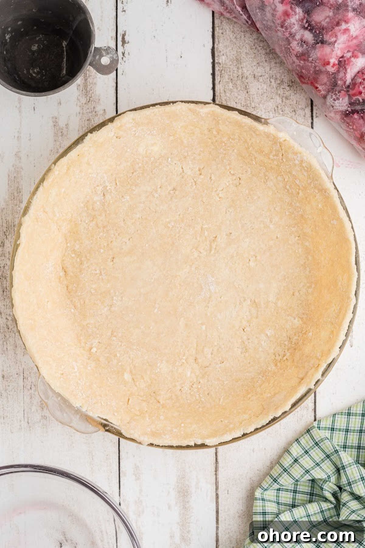 Homemade Raspberry Pie Recipe: Flaky Crust & Fresh Filling 7 A pie crust lined pie dish.