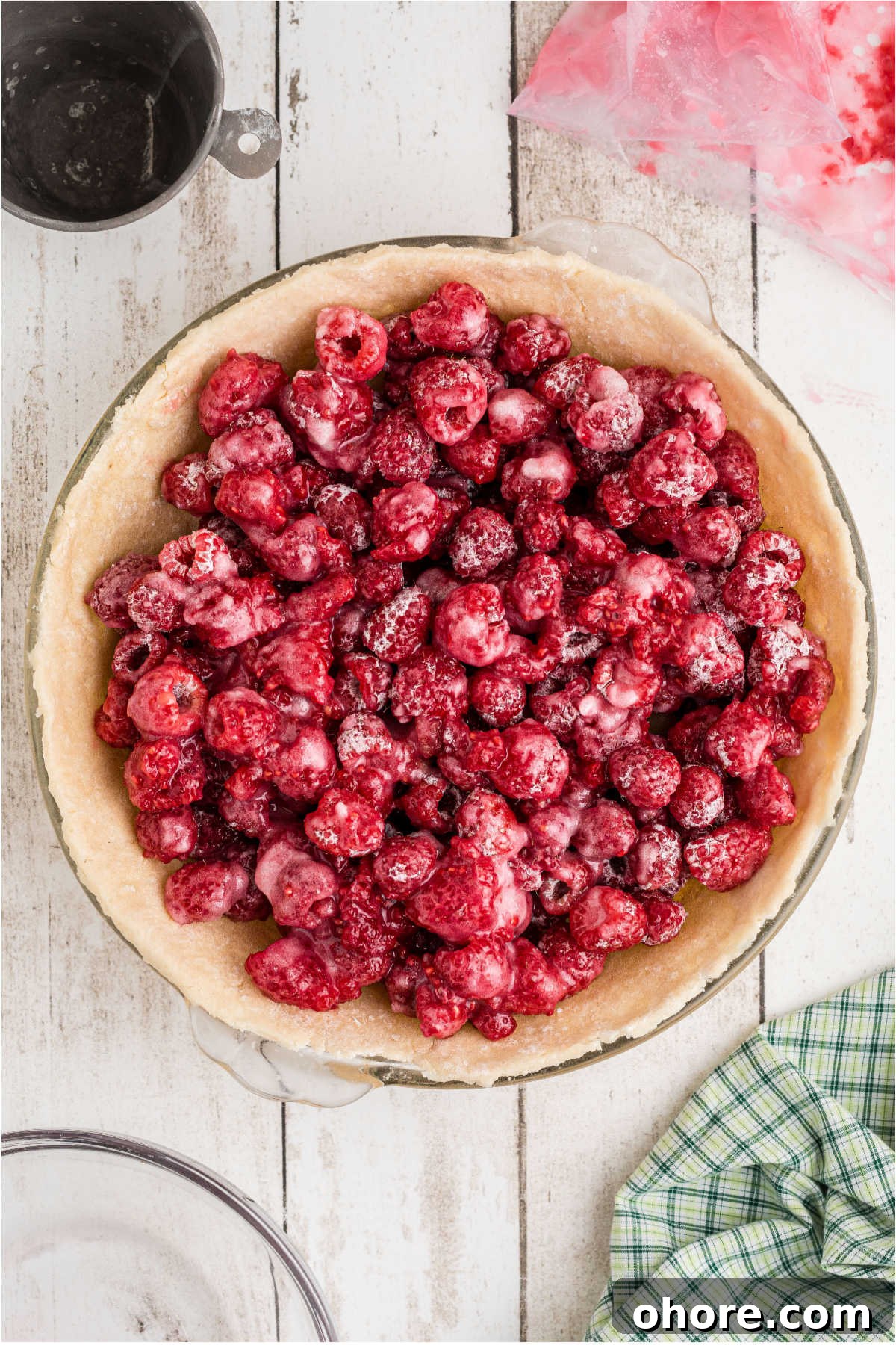 Homemade Raspberry Pie Recipe: Flaky Crust & Fresh Filling 8 A pie crust filled with raspberries.