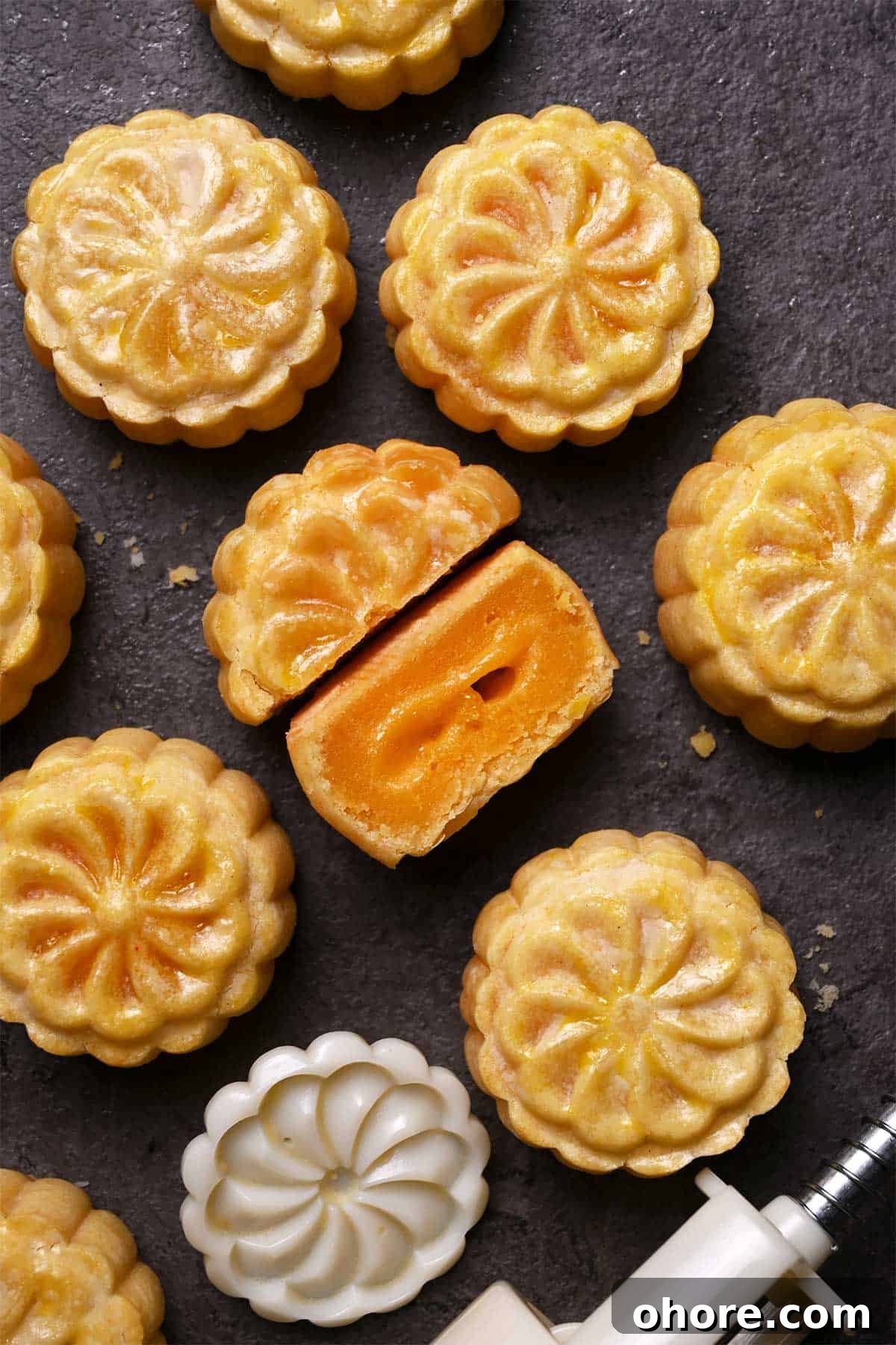 lava custard mooncake