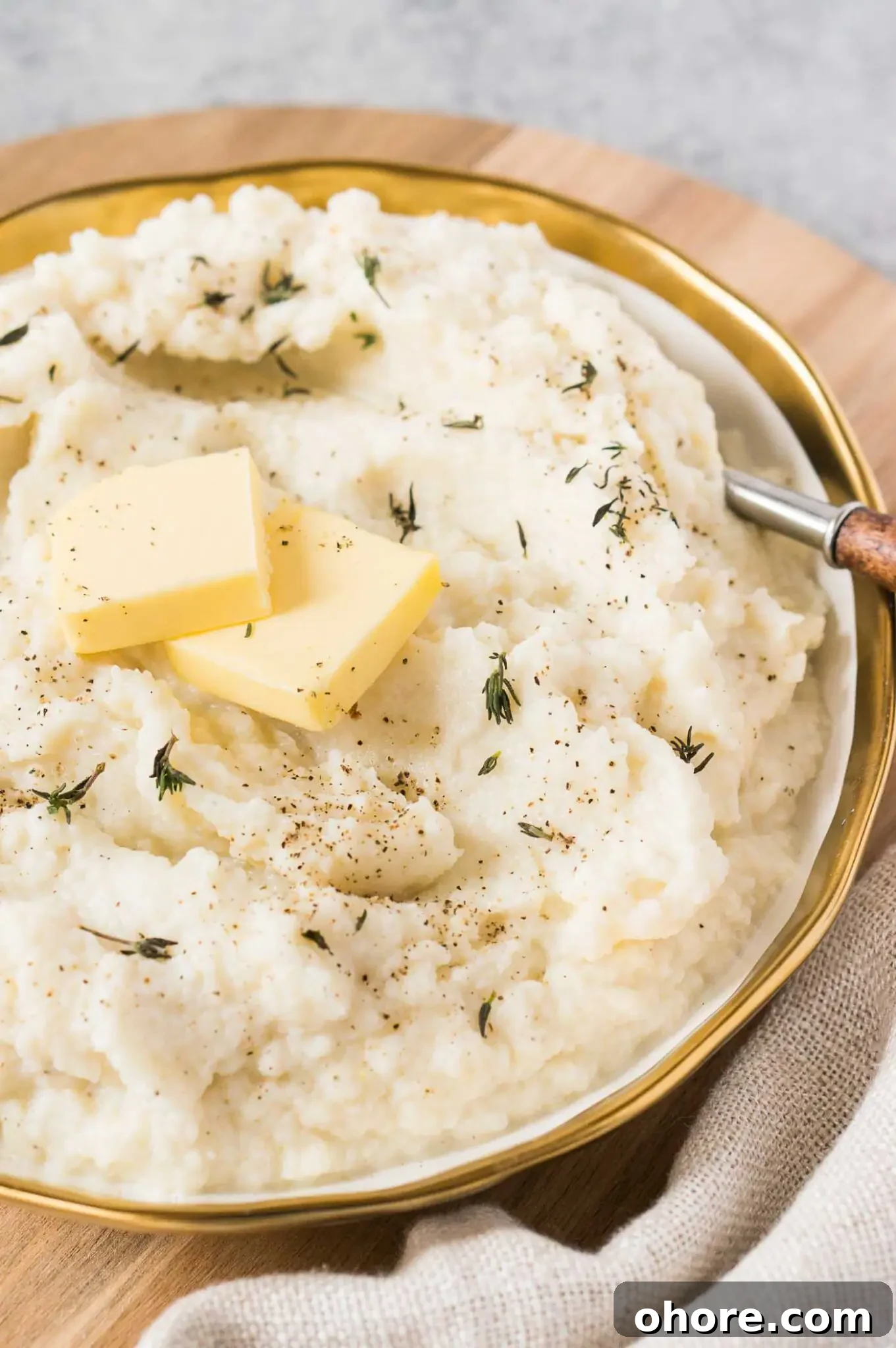 Creamy Garlic Mashed Cauliflower Recipe for Low-Carb Meals 2 cauliflower mashed potatoes in a bowl
