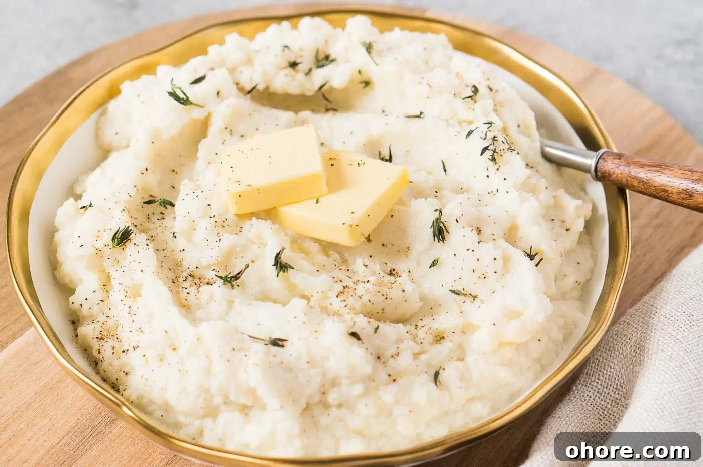 Creamy Garlic Mashed Cauliflower Recipe for Low-Carb Meals 3 close up image of mashed cauliflower with garlic in a bowl