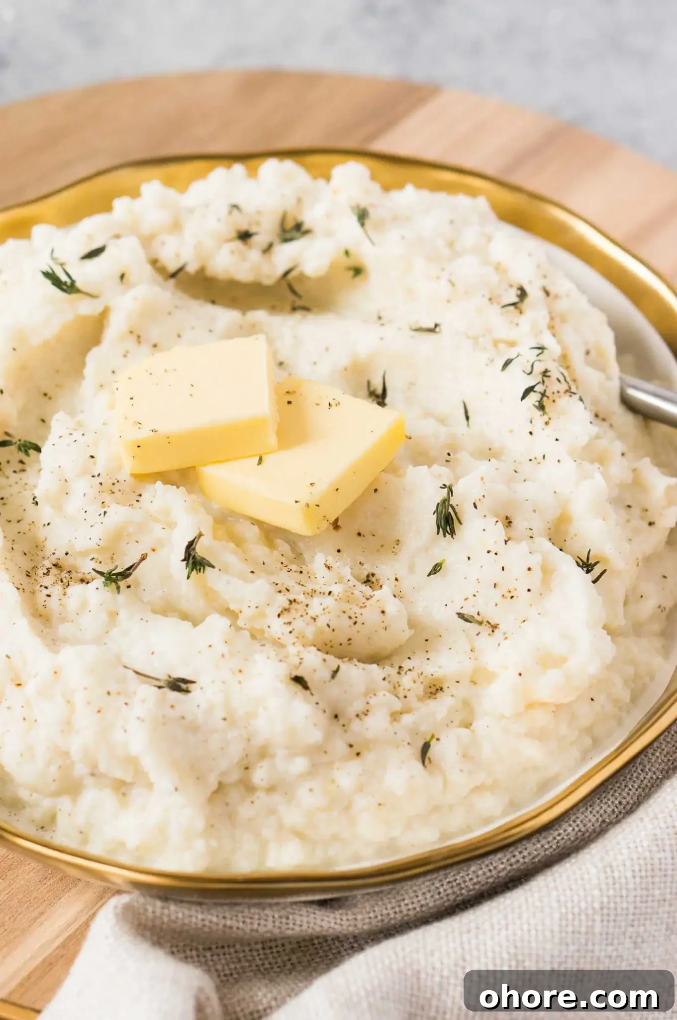 Creamy Garlic Mashed Cauliflower Recipe for Low-Carb Meals 7 best cauliflower mash with butter and garlic in a bowl
