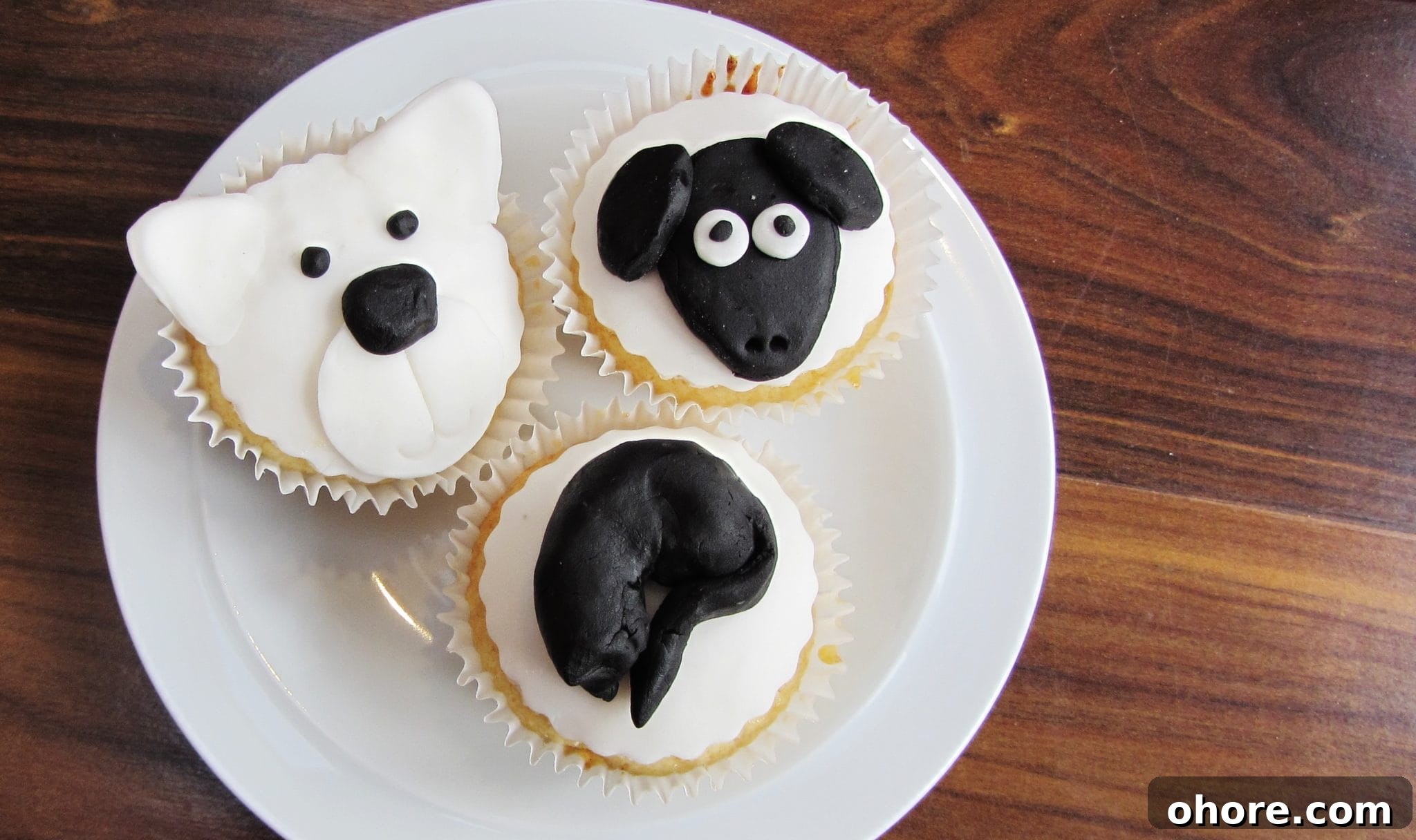 Monochrome Animal Cupcakes: Stylish Black & White Designs 2 Polar bear, sheep and cat cupcakes