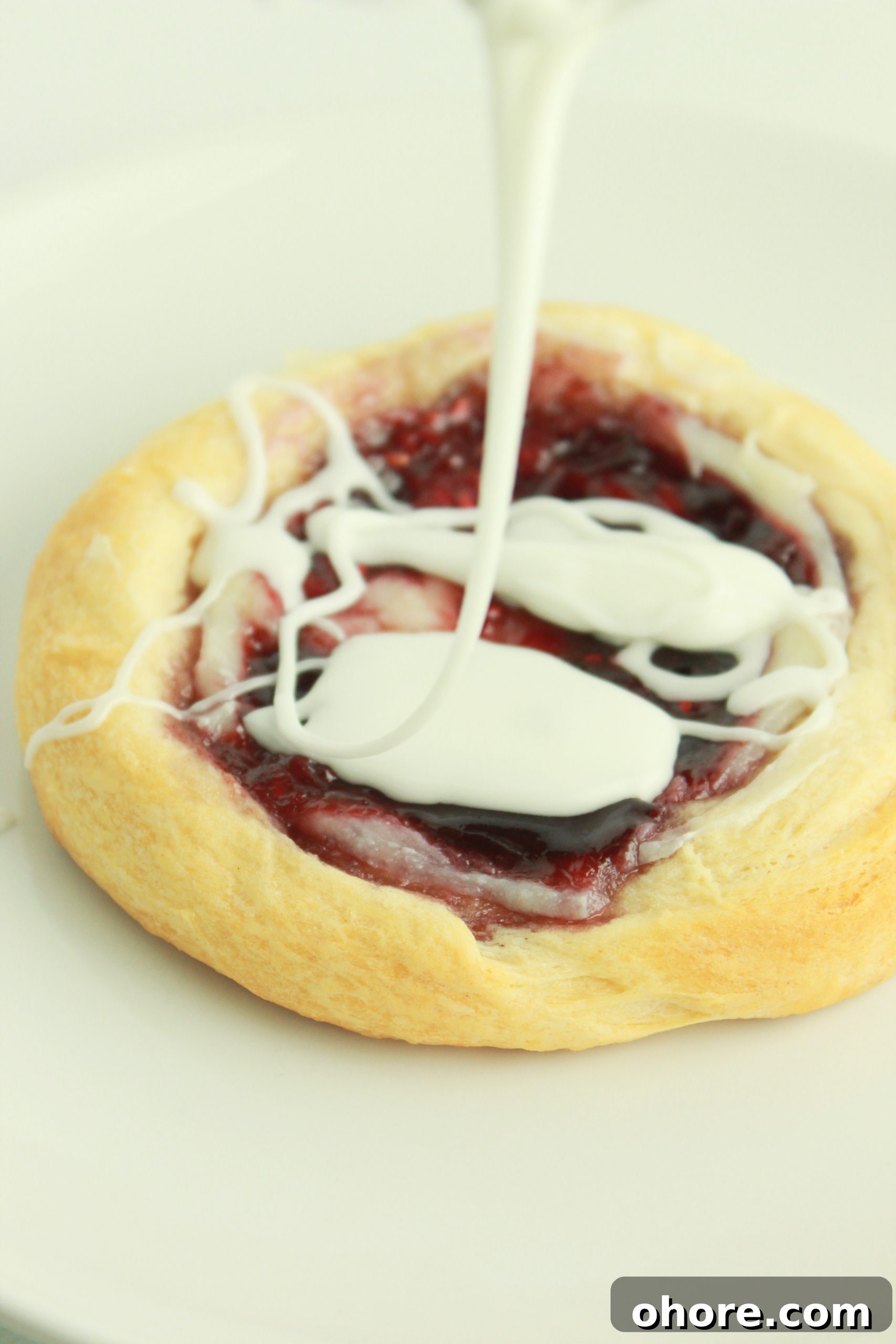 What to Make for Breakfast: 7 Quick Breakfast Recipes You’ll Love 9 What to Make for Breakfast? 7 Quick and Easy Breakfast Recipe Ideas You'll Love featured by top US food blog, Practically Homemade: crescent roll breakfast pastry